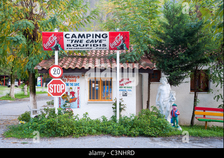 Campingplatz-Bürogebäude in der Stadt von Kastraki, Meteora Region von Griechenland. Stockfoto