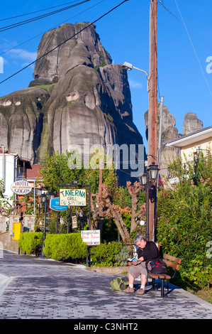 Besucher, die Beratung eines Reiseführer buchen in der Stadt von Kastraki, Meteora Region, Griechenland. Stockfoto