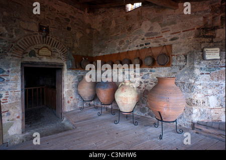 Earthernware Krüge nahe dem Eingang der Küche im Grand Meteora Kloster, griechische Region von Meteora. Stockfoto