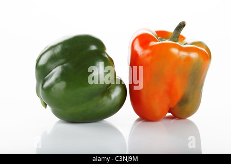Zwei Paprika isoliert auf weißem Hintergrund Stockfoto
