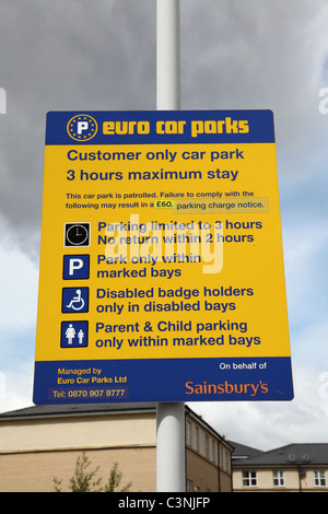 Ein Euro-Parkhäuser-Zeichen auf einem Supermarkt-Parkplatz U.K. Stockfoto