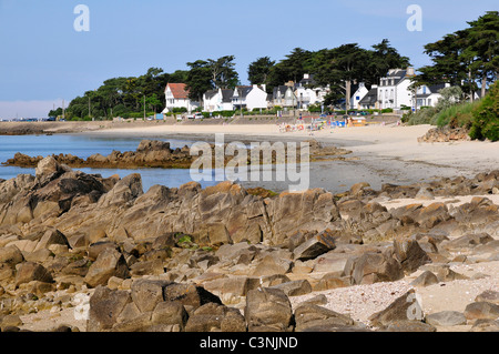 Felsige Küste und Strand von Carnac im Département Morbihan in der Bretagne im Nordwesten Frankreichs Stockfoto