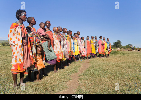 Massai Frauen in traditioneller Tracht während eines Rituals Stockfoto