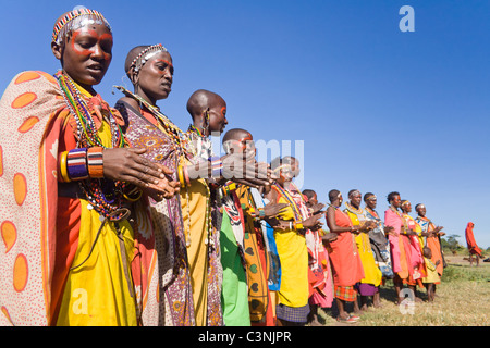 Massai Frauen in traditioneller Tracht während eines Rituals Stockfoto