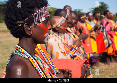 Massai Frauen Krieger in traditioneller Tracht während eines Rituals Stockfoto