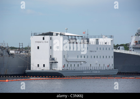 Virginia, Norfolk. Norfolk-Nabel-Station. YRBM (L) - 34, YRBM steht für "Yard Reparatur Liegeplätze und Messing" Schiff. Stockfoto