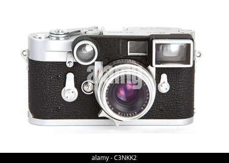 Vorderseite des klassischen Leica M3 Kamera Körper Doppelhub 1957 in Silber + 35mm f/2 Summicron, auf weißem Hintergrund 117941 Leica Stockfoto