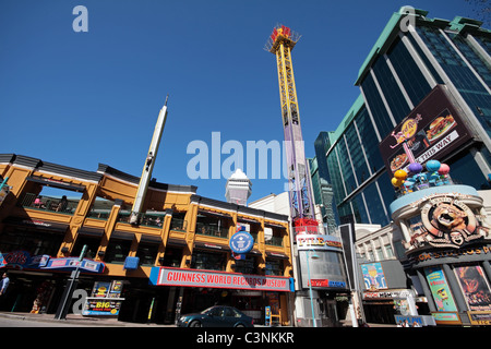 Unterhaltungsmöglichkeiten und Geschäfte auf Cliffton Hill Street in Niagara Falls City, Ontario, Kanada Stockfoto