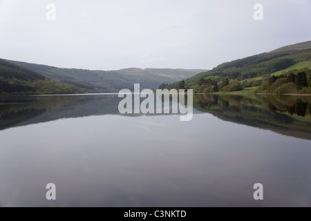 Wanderungen-Reservoir und Wald. In der Nähe von Wanderungen auf Usk, Brecon Beacons, Wales UK 110754 Brecon-Spaziergang Stockfoto