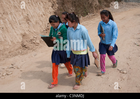 Mädchen zu Fuß nach Hause von der Schule im ländlichen Nepal Stockfoto