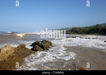 Braune Wasser aus den letzten Starkregen. Mal Pais, Puntarenas, Costa Rica, Mittelamerika Stockfoto