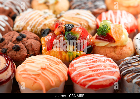 Bunte Muffins in verschiedenen Geschmack arrangiert auf Tablett bereit gemacht für dient Stockfoto