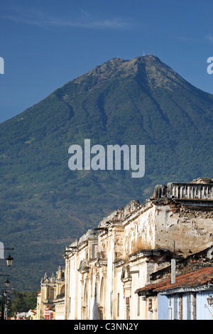 Stadtstraße mit Volcan Agua im Hintergrund thront. Antigua Guatemala, Sacatepequez, Guatemala, Mittelamerika Stockfoto