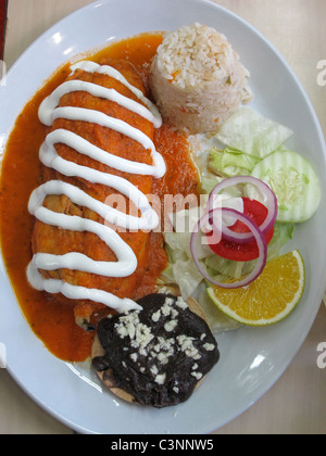 Traditionelles mexikanisches Gericht von Chile Relleo mit Bohnen und Reis Stockfoto