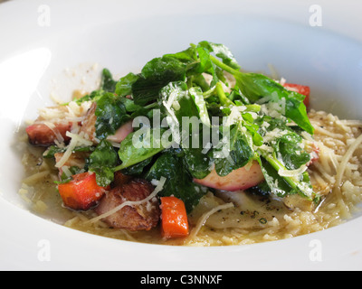 Gesunder Salat mit Käse auf der Oberseite und etwas Gemüse Stockfoto