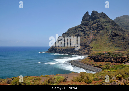 Felsige Küste und Berge von Punta del Hidalgo des Nordteils der Insel Teneriffa in die spanischen Kanarischen Inseln Stockfoto