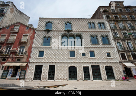 Fassade der Casa Dos Bicos ("Haus der Spitzen") in Lissabon, Portugal. Stockfoto