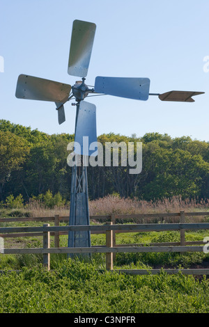 Wind-Pumpe. Calthorpe breit, NNR, SSSI, Wasserstände über angrenzende landwirtschaftliche durchlässigen Ackerland zu erhalten installiert. Stockfoto