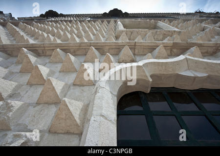 Fassade der Casa Dos Bicos ("Haus der Spitzen") in Lissabon, Portugal. Stockfoto