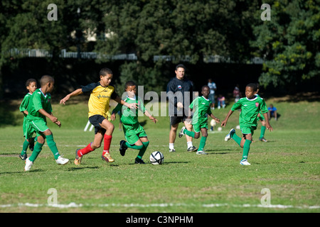 Junge Fußballer von einer U11 Team dribbling Schiedsrichter beobachten Cape Town-Südafrika Stockfoto