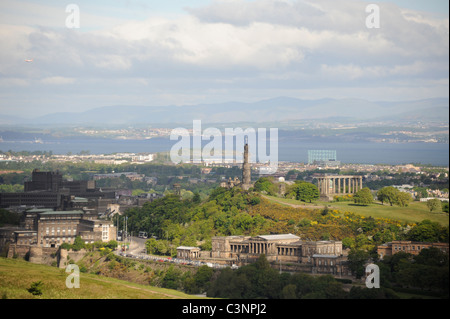 Nelson's Monument und das National Monument auf Calton Hill mit Royal High School unten rechts und St Andrew Haus unten links Stockfoto