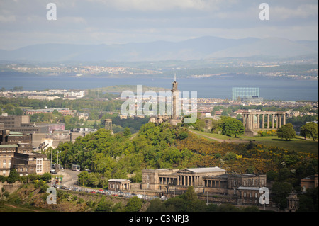 Nelson's Monument und das National Monument auf Calton Hill mit Royal High School unten rechts und St Andrew Haus unten links Stockfoto