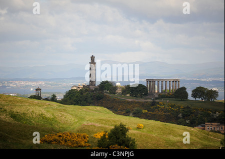 Nelson-Monument und das National Monument auf Calton Hill mit Salisbury Crags im Vordergrund im Zentrum von Edinburgh Stockfoto