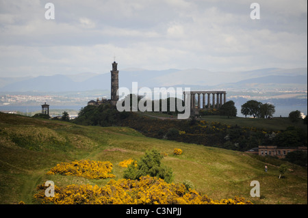 Nelson-Monument und das National Monument auf Calton Hill mit Salisbury Crags im Vordergrund im Zentrum von Edinburgh Stockfoto