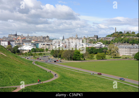 Ein Blick auf die Skyline von Edinburgh Holyrood Park entnommen. mit der Burg auf der linken Seite und dem Palace of Holyroodhouse auf der rechten Seite Stockfoto