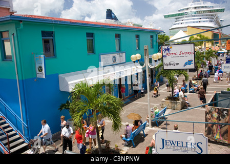 Touristen, die Einkaufsmeile der Heritage Quay in St. Johns Stockfoto