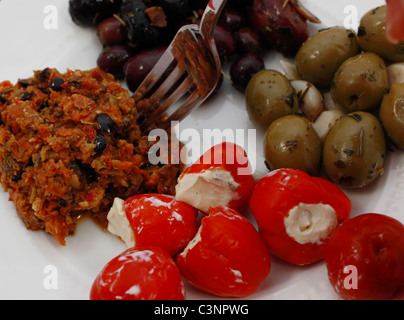 grüne Oliven und gefüllte Paprika hautnah Stockfoto