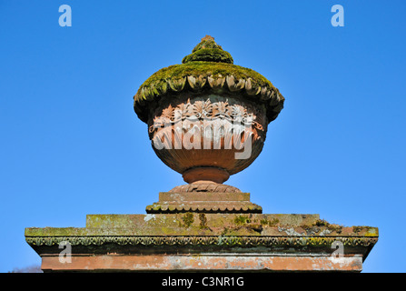Detail der Begräbnis-Urne auf Grabstein. All Saints Church. Wetheral, Cumbria, England, Vereinigtes Königreich, Europa. Stockfoto