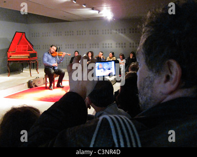 Paris, Frankreich, Besucher des Musee de la Musique, (Musikmuseum), in La Villette, während der „Museumsnacht“, „Nuit des Musées“, Mann, der klassische Konzerte filmt, Smartphones, Publikum, Stadt der Wissenschaft und Industrie paris Stockfoto