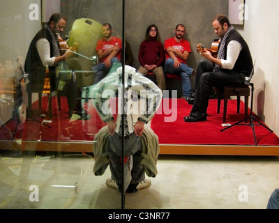 Paris, Frankreich, Gruppe People Teens, Musikkonzert im Musee de la Musique, (Musikmuseum), in La Villette, Nuit des Musées, Stadt der Wissenschaft und Industrie paris (Reflexion) Stockfoto