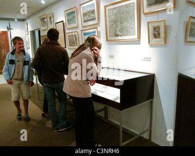 Paris, Frankreich, Personen in kleiner Gruppe, historische Ausstellung für Familienbesuche im Musee de la Prefecture de Paris, Polizeimuseum, Stockfoto