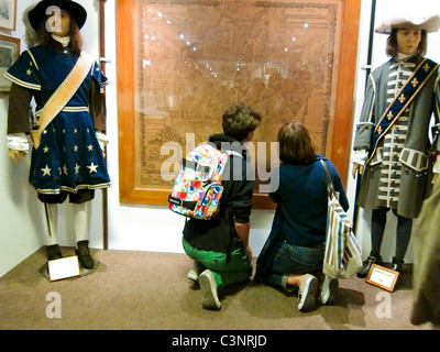 Paris, Frankreich, junge Paar Blick auf alte Paris Karte "Musée la Präfektur Paris", ("Polizei-Museum"), Stockfoto