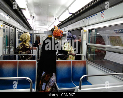 Paris, Frankreich, Afrikanische Frauen in traditioneller Kleidung in der Pariser Metro, schwarze Gemeinde paris Stockfoto