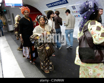 Paris, Frankreich, Afrikanische Immigranten In Europa, Wanderfrauen, Traditionelle Kleidung, Bahnhof an der Pariser Metro 'Gare d'Austerlitz', europäische Migranten, schwarze Gemeinde paris Stockfoto