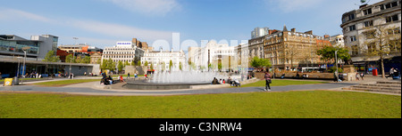 Piccadilly Gardens, Manchester mit den umliegenden Geschäften im Hintergrund. Stockfoto