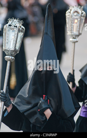 Schwarz gekleidete Figuren am Abend Karfreitag Ostern Prozession durch die Straßen der Stadt Murcia, Süd-Ost-Spanien Stockfoto