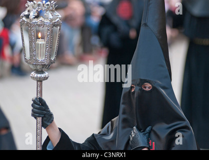 Schwarz gekleidete Figuren am Abend Karfreitag Ostern Prozession durch die Straßen der Stadt Murcia, Süd-Ost-Spanien Stockfoto