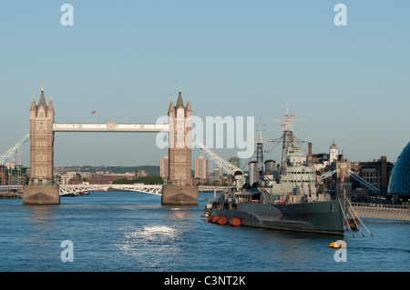 Tower Bridge mit HMS Belfast auf dem Fluss Themse, London, England, UK Stockfoto