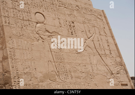 Ägyptische Hieroglyphen Schnitzereien an einer Wand im Tempel Medinat Habu Stockfoto