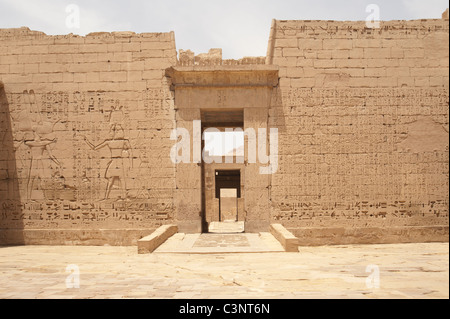 Ägyptische Hieroglyphen Schnitzereien an einer Wand im Tempel Medinat Habu Stockfoto