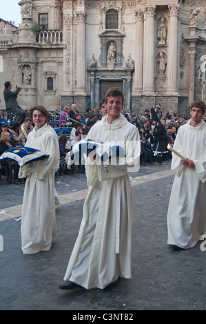 Junge Männer in weißen Gewändern vorbeigehen Murcia Kathedrale am Karfreitag Osterprozession, Stadt Murcia, südöstlichen Spanien, Europa Stockfoto