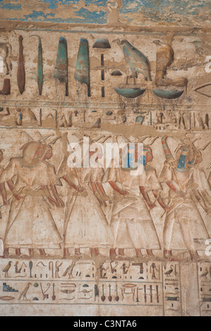 Ägyptische Hieroglyphen Schnitzereien an einer Wand im Tempel Medinat Habu Stockfoto