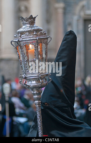 Schwarz gekleidete Figuren am Abend Karfreitag Ostern Prozession durch die Straßen der Stadt Murcia, Süd-Ost-Spanien Stockfoto