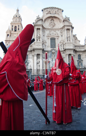 Rot mit Kapuze Teilnehmer Teilnahme an Karfreitag Ostern Abend Prozession durch die Straßen von Murcia, Spanien, Europa Stockfoto