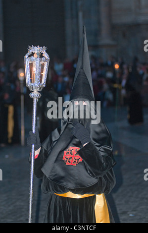 Schwarz gekleidete Figuren am Abend Karfreitag Ostern Prozession durch die Straßen der Stadt Murcia, Süd-Ost-Spanien Stockfoto