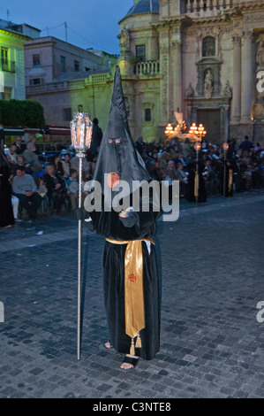 Schwarz gekleidete Figuren am Abend Karfreitag Ostern Prozession durch die Straßen der Stadt Murcia, Süd-Ost-Spanien Stockfoto